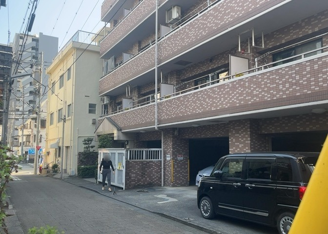 道幅が広い場所は日当たりや風通が良好です。幅が広いのですれ違いも可能ですし大きな車でも駐車可能！一方で、大型車が通ることも多くなるため交通量の増加により騒音に繋がります。また土地の値段が高くなります。