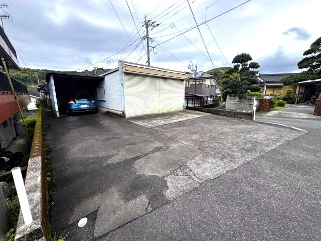 隣接地にチャッター付きガレージ有り！駐車場4～6台使用できます！