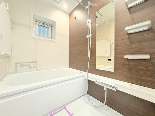 ◆モダンデザインの空間が気持ちよさを高めてくれるバスルーム。すっきりとした清潔感の中に都会的なセンスが感じられ、心身をリフレッシュできる寛ぎを深めてくれるスペースです。