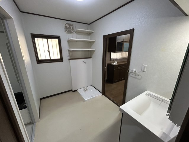 広さにゆとりのある洗面室で、朝の支度や洗濯作業がしやすい便利なスペースです。三面鏡付きの洗面台は身支度がしやすく、収納も備わっているため日用品の整理に便利。洗濯機置場もあり便利な動線です。