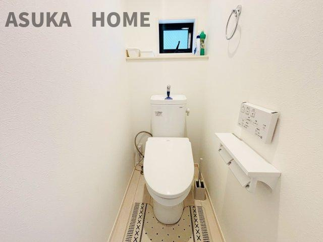 温水洗浄便座のトイレ設備です。奥行きの有るゆったりしたスペースのトイレ空間です。