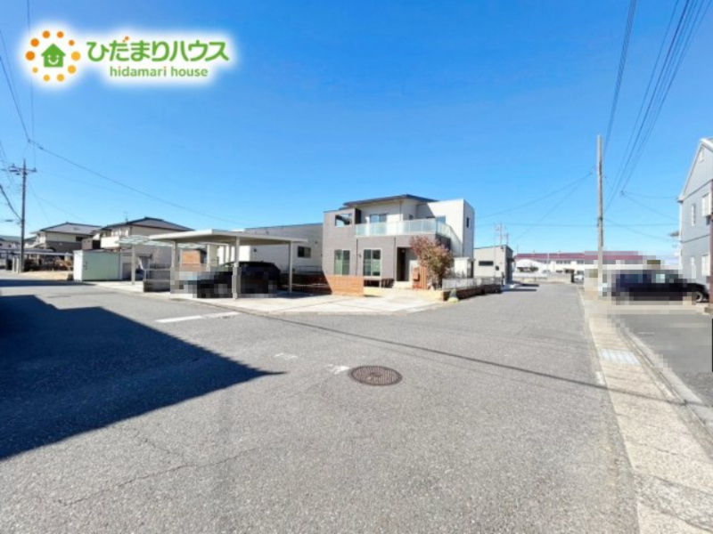 前面道路が広く駐車も楽々です！