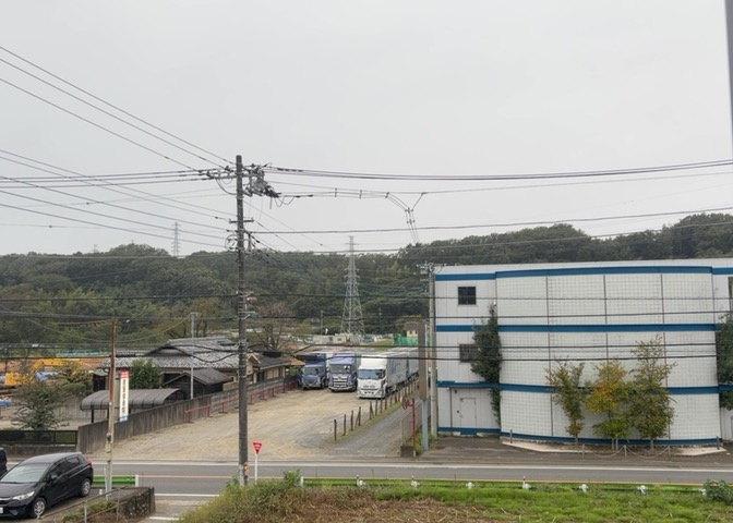第一種低層住居専用地域ならではのゆとりある街並みを見渡せる心地よい眺望です。周囲に高い建物が建ちにくい規制があるため、将来にわたって日当たりや良好な眺望、風通しの良さが保たれやすい魅力的な環境です。