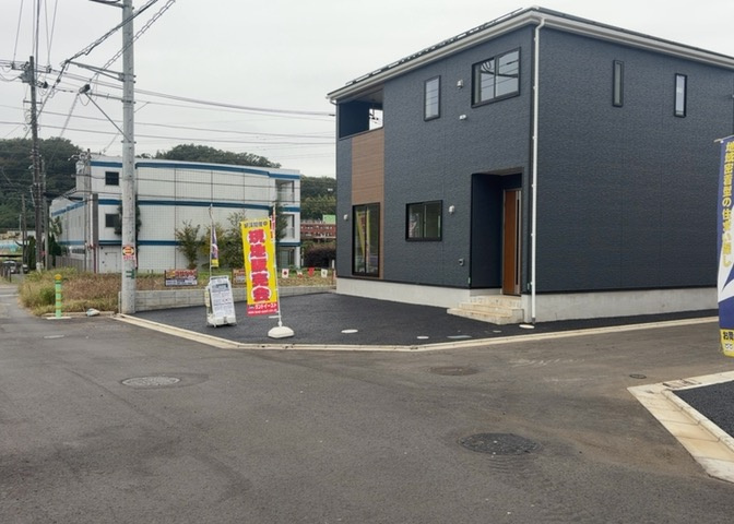 北側幅員4.0mの公道に接する八王子市宮下町の新築戸建です。第一種低層住居専用地域の閑静な住宅街に位置し、開発分譲地内で周辺の交通量も少なめ。穏やかで安心感のある生活環境が魅力的なロケーションです。