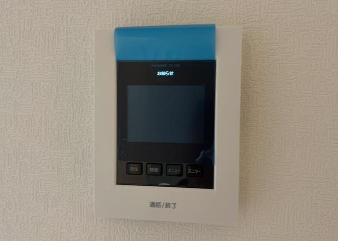 来訪者を映像と音声でしっかり確認できるTVモニタ付インターホンを標準装備しています。不審者の侵入抑制や安心の対応が可能となり、留守中のお子様や女性のひとり時間にも安心感をもたらす防犯設備です。