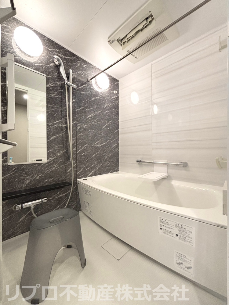 浴室は広い浴槽で換気・暖房・冷風・乾燥機能付き。一日の疲れを癒す大切な空間ですね♪