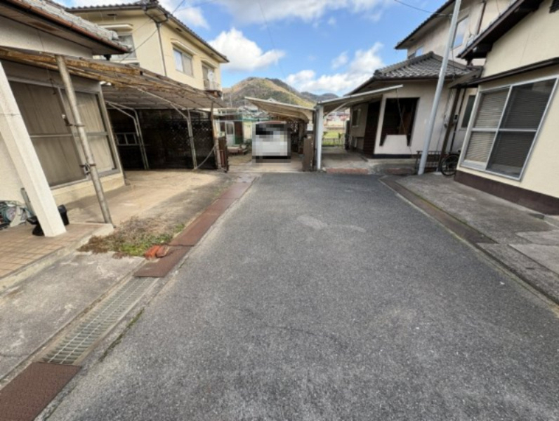 前面道路は住宅が並ぶ生活道路で、通過交通が少なく落ち着いた雰囲気です。見通しも確保されており、車や自転車の往来を確認しやすいためお子様の外出時も安心感があります。子育て世帯にも配慮しやすい住環境です。