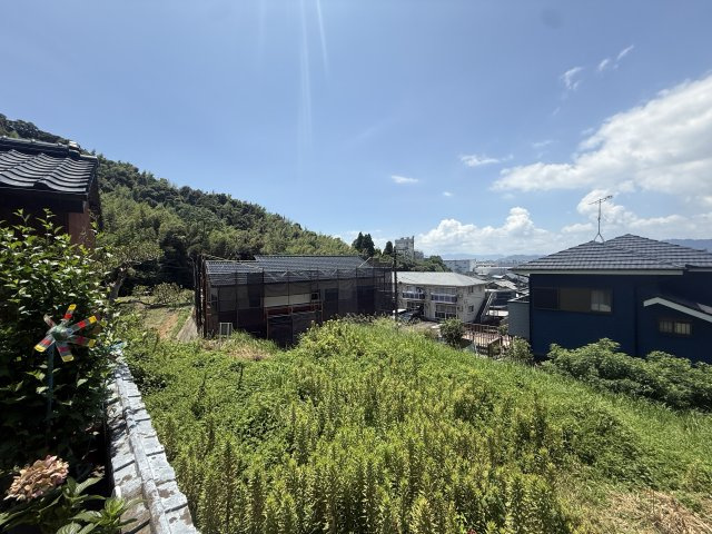 前面土地は現在空き地です。