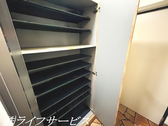 玄関にはミラー付の天井高のシューズボックス有／家族みんなの靴をしっかりと収納できます♪（一部AIによる家具消し加工済）