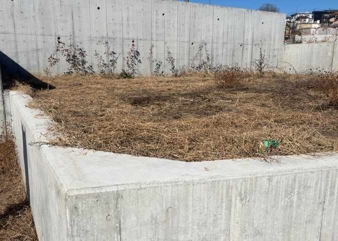 土地の形が極端に長細かったり、狭小地、あるいは道路との高低差がある傾斜地だった場合、後々売ろうとしても買い手がつかない場合もあります。後々、売却することになった時に価値の下がらない土地を選びましょう。