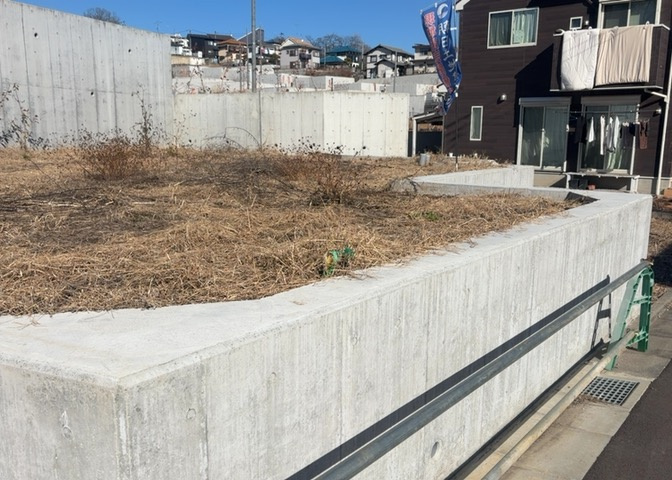 土地の面積＝住宅面積ではありません。建ぺい率の問題などで、土地のある場所によって住宅を建てられる面積は限られています。高さもしかり、「土地」という言葉の中には、建築条件も含まれると考えておきましょう。