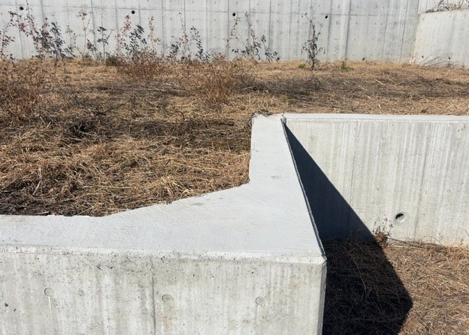 家を建てる場合、方位は要チェックです。現実的に日当たりのよい家ならばリビングは南側、建築基準法でも北側に当たる家への配慮は求められています。土地を見学に行く際は、方位磁針を持って行くようにしましょう。