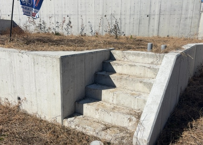 土地を買う際、住む地域の自治体や福祉の補助制度にも注目してみましょう。子供や老人の医療補助やゴミ出しのルールなど、自治体によってルールに大きな違いがあるため、暮らしやすい土地で判断するとよいでしょう。