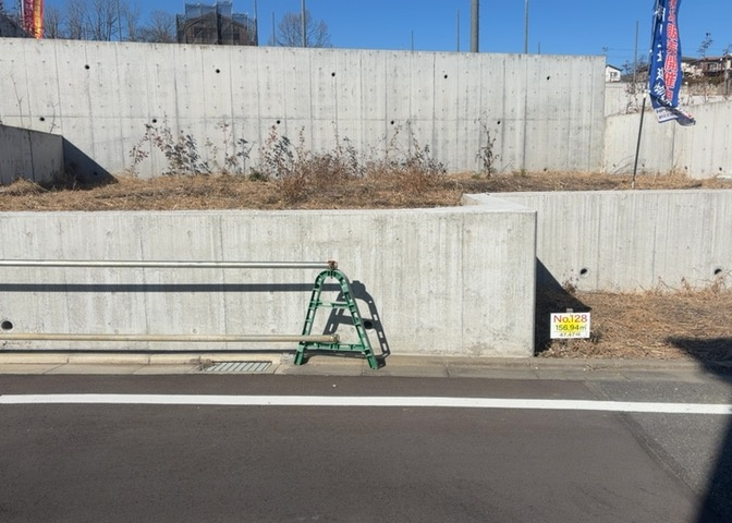 土地購入を検討されている場合、境界杭がない状態で購入してしまうと境界確定測量をする必要があり、費用がかかります。購入の前に、売主、隣土地所有者立ち合いのもと境界を確定し境界杭を設置するのがベストです。