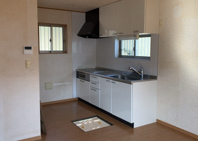 DKの物件でも広く見せたい方は、ダイニングスペースを広く使えるように工夫しましょう。低めのダイニングソファを置くと、家具の圧迫感が減り、広く見せることができ、ダイニングをリビングのように使用できます！