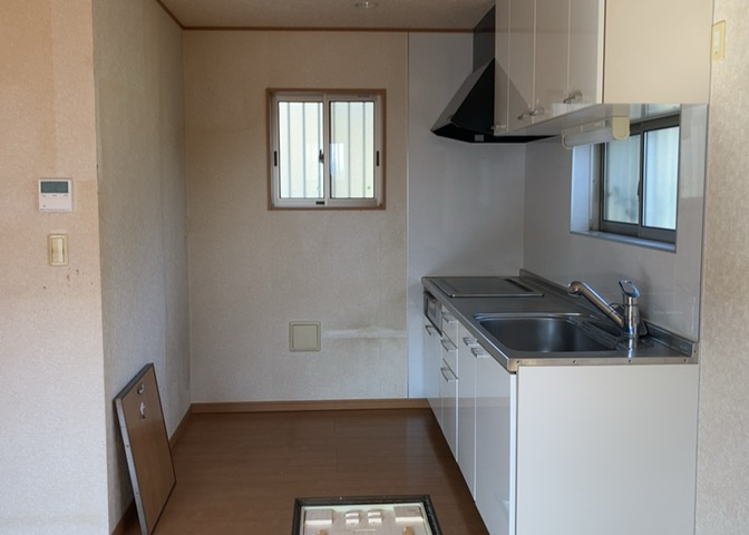 ダイニングとキッチンの間を扉や壁などで仕切らず、一体化させた間取りです。キッチンカウンターがついている物件ならば、食事をキッチンカウンターで取ることで、ダイニングスペースをリビングとして使用できます。