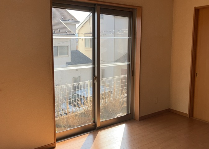 サッシは、ガラス窓に使用される金属製の窓枠です。一般的に住宅建築では、金属製建具工事の段階でガラス類・玄関などと同時に設置されます。種類や構造により断熱性能や遮音性能が異なるので現地でご確認ください。