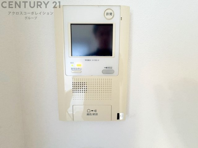 訪問者が来たときにテレビ画面で確認できるため、安心してドアを開けられます。録画機能があるものもあり、留守中に来訪者を記録しておくことができます。利便性が高く、セキュリティ面でも安心です。