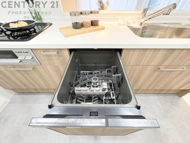 食器洗浄乾燥機は手洗いに比べて時間や労力を節約できます。また、高温のお湯で洗浄されるため、雑菌や細菌を殺菌する効果もあります。さらに、乾燥機能があるため、手で拭く手間も省け衛生的に保管できます。