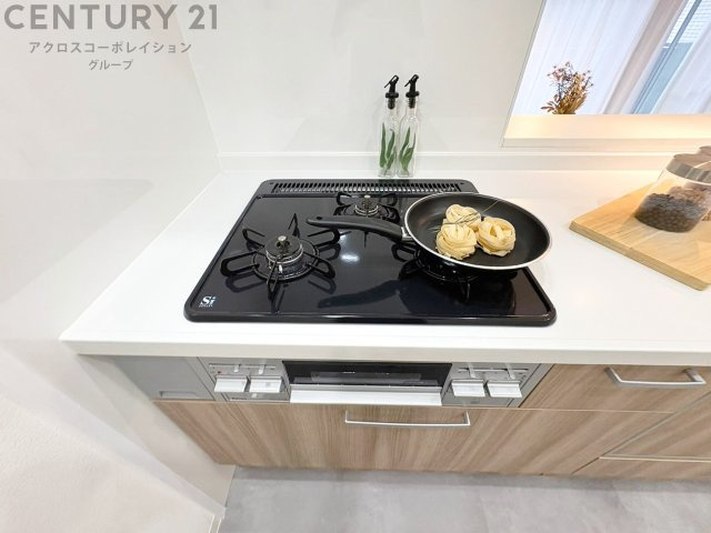 多数の調理器具を同時に使用でき、料理の効率化が可能。省エネで節約になり、様々な料理スタイルに適応できます。また、火力調整が独立しており、手入れや掃除もしやすく、今よりもっとお料理が楽しくなるかも。