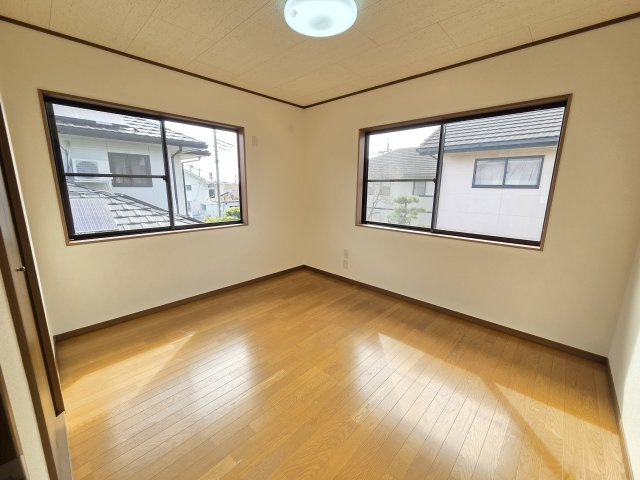 2階南東側の6帖の洋室です！