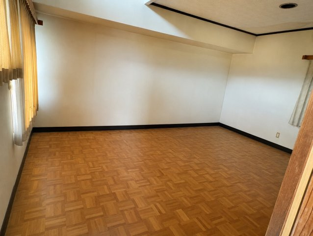 落ち着いた色調の洋室です