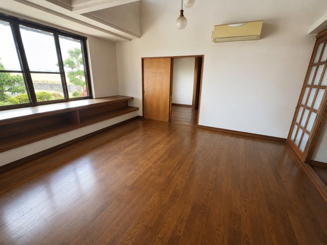 ゆったり過ごせる居間です