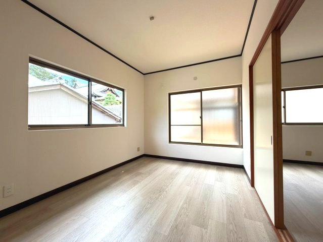 コンパクトで使いやすい洋室です