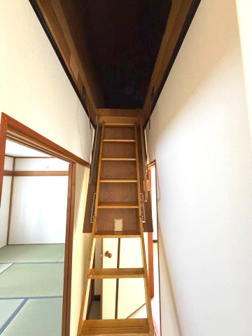 屋根裏収納庫付き
