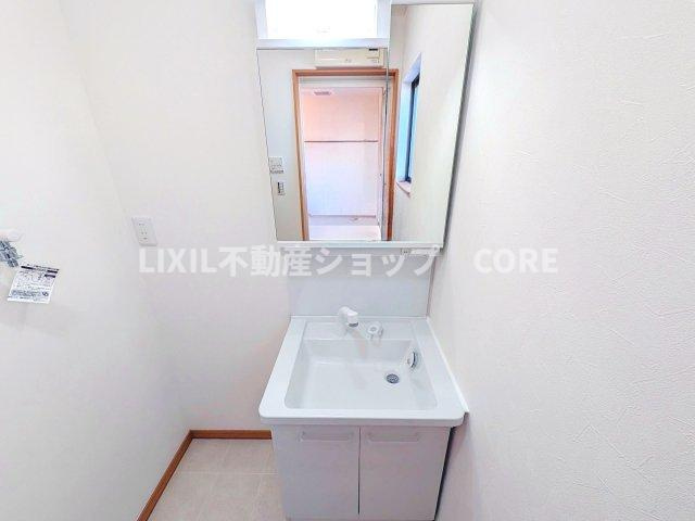 洗面化粧台新規交換済み！収納もあり、スッキリと見映えの良い空間に拵えました。