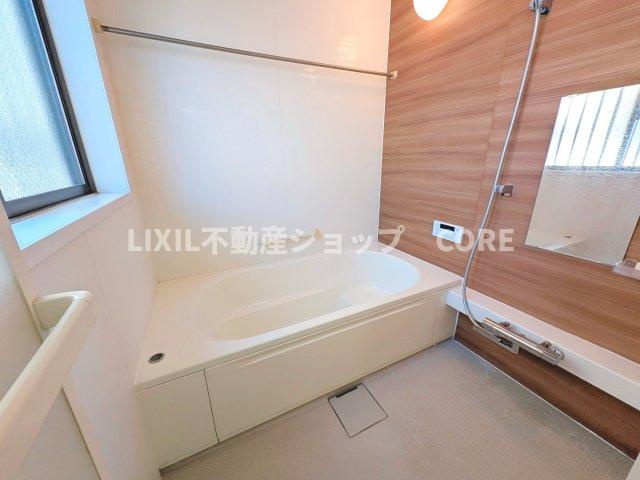 ご家族との憩いの場として、一日の疲れを癒す場として、ゆったりと足を伸ばしてくつろげる浴室。