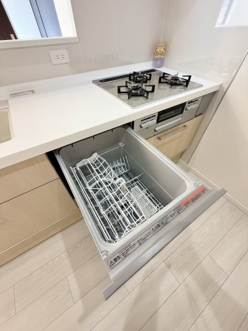【食洗機】　手肌に優しく、家事の時短にもなる食洗機を完備。