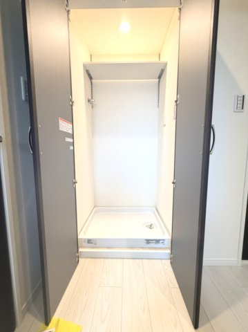 【室内洗濯機置き場】　室内の雰囲気を損なわないよう隠せるうえに、稼働中の音を聞こえにくくする扉付きです。