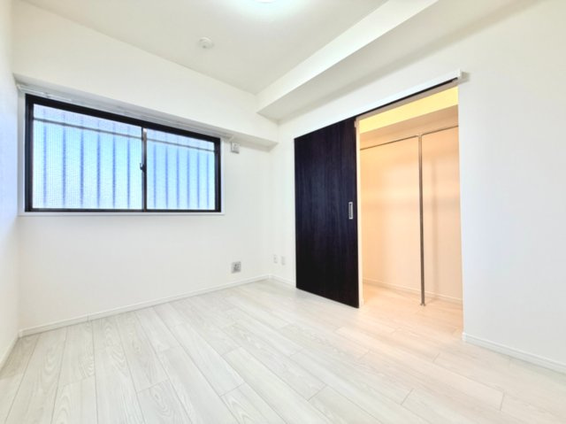 【洋室約5.2帖】　収納力がたっぷりのこちらのお部屋は主寝室向き。出かける準備や大切なお荷物を保管したりと便利にお使いいただけます。