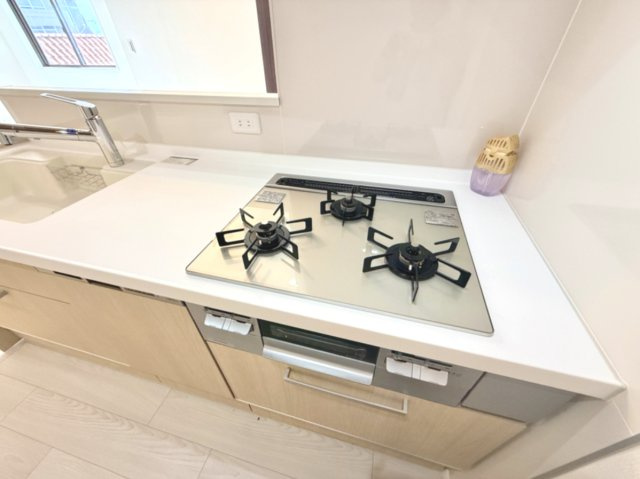 【3口コンロ】　3口コンロ、グリル付きでお料理のレパートリーも増えそうです。