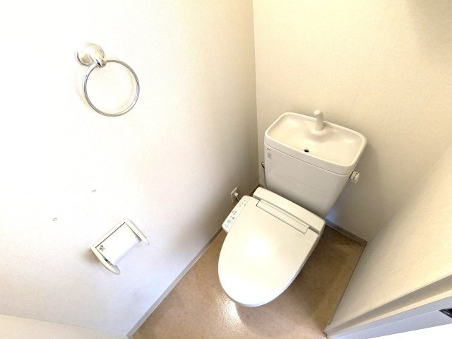 温水洗浄便座、吊戸棚が付いております