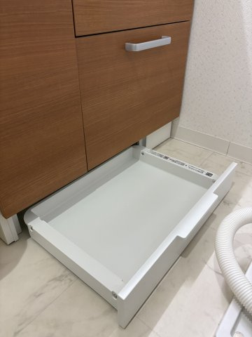 キャスター付きで軽い力で引き出せてそのまま乗ることもできる体重計収納