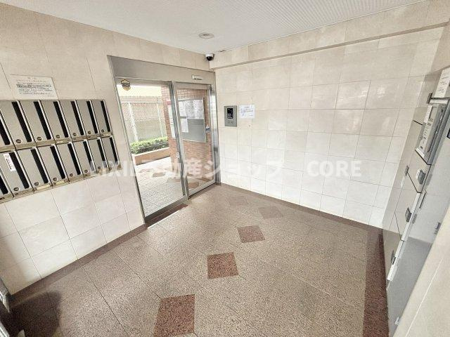 ロビーとは玄関に続く通路を兼ねた広間。共用部分になります。