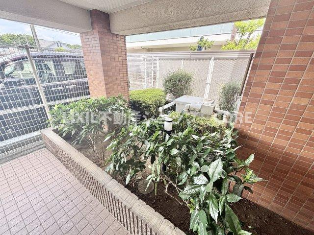 建物や壁に囲まれた外部空間で、採光・通風の確保、防犯性の向上といったメリットもございます。