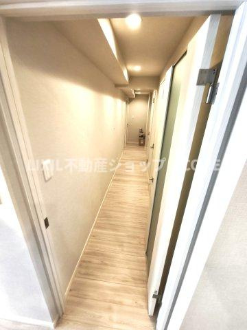 床材や建具は家具にも合わせやすい落ち着いた色合いになっております。
