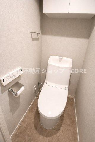 トイレはウォシュレット標準の節水トイレで、デザイン性・清掃性に優れたトイレを採用
