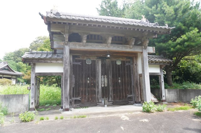 重厚な瓦葺きの屋根と太い梁が、和の趣を演出する門構え　