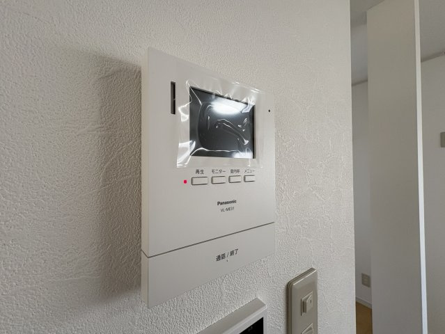 来訪者の顔を確認できるモニター付きインターホンを完備。室内から安心して応対でき、防犯面にも配慮された設備です。録画機能付きで留守時の来客確認も可能。小さなお子様がいるご家庭でも安心。