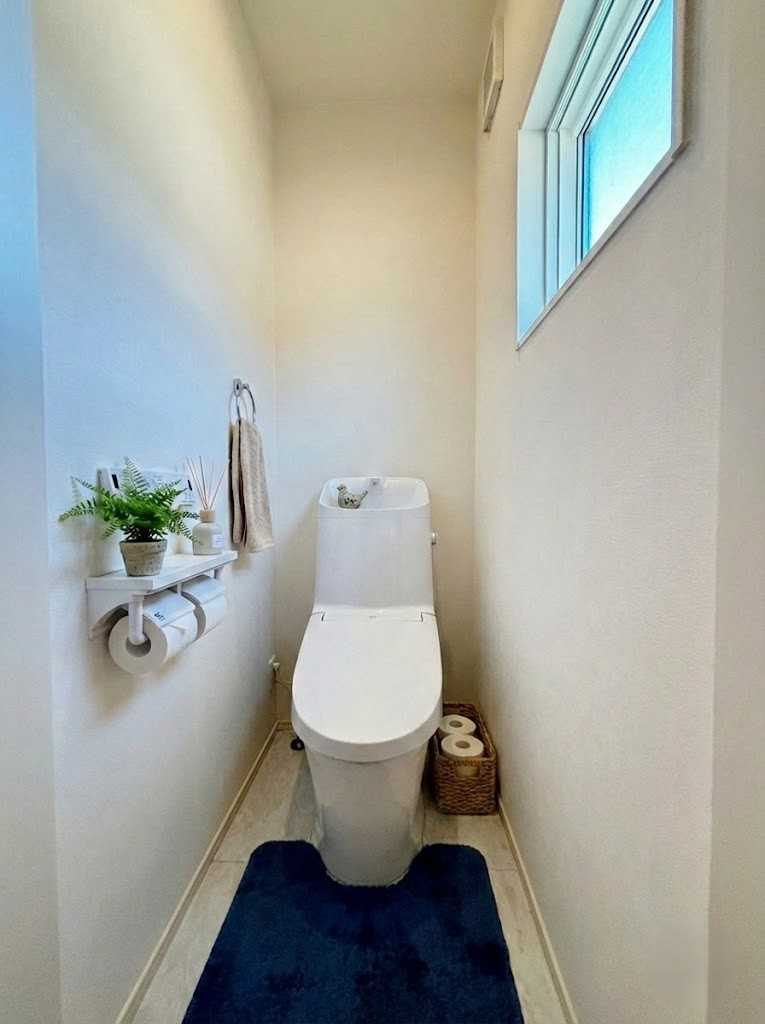 【トイレ】　温水洗浄便座付きのトイレ空間は、毎日の生活を気持ちよく過ごせます。※画像はイメージです。　嬉しいタオルリングやペーパーホルダーも完備です。