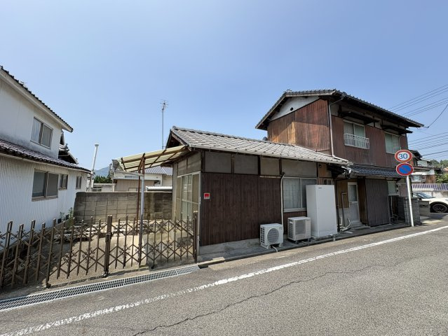 毎日の通勤やお買い物などもスムーズに行える環境です。道路との高低差が少ないため、歩行や自転車での移動もしやすい点が魅力。建物全体の様子や周辺環境も確認しやすく、現地での暮らしをイメージしやすい立地。