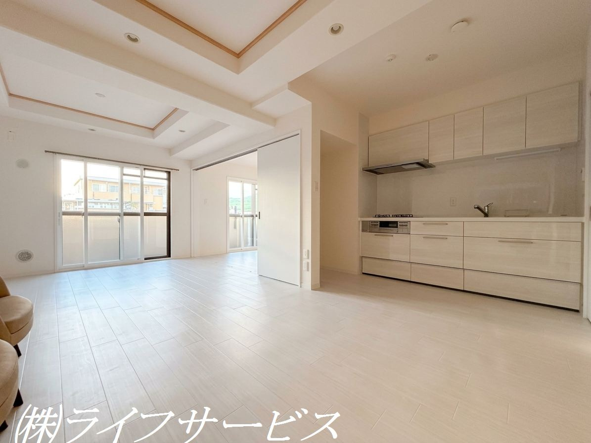 ＬＤＫ14.6帖／リビングルームはスタイリッシュな折り上げ天井！お部屋が広く感じられます！（AIによる加工をしています）