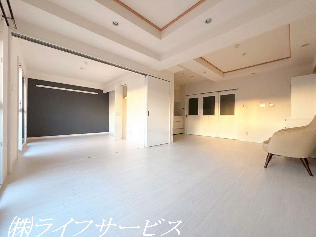 ＬＤＫ14.6帖／リビングルームはスタイリッシュな折り上げ天井！お部屋が広く感じられます！（AIによる加工をしています）