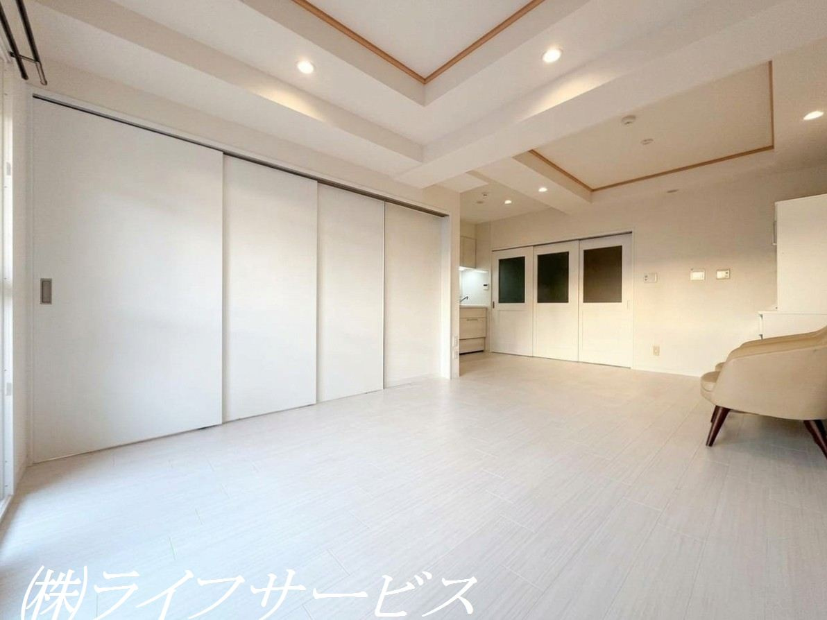 ＬＤＫ14.6帖／リビングルームはスタイリッシュな折り上げ天井！お部屋が広く感じられます！（AIによる加工をしています）