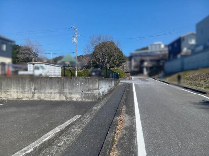 周辺は視界を遮るもののない、すっきりとした街並み。