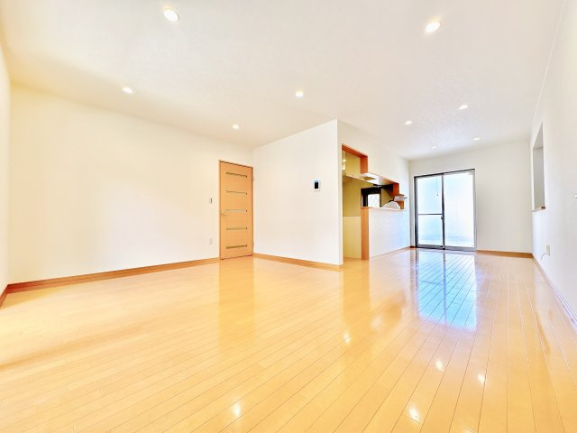 新規リノベーション済み！　明るく開放的なリビングで、新生活をスタートしませんか？　